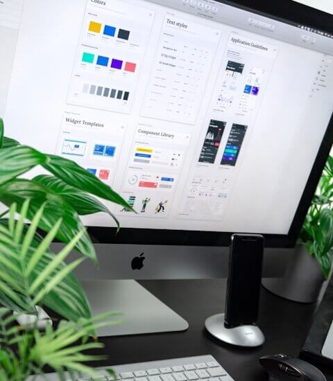 silver iMac displaying color gradient