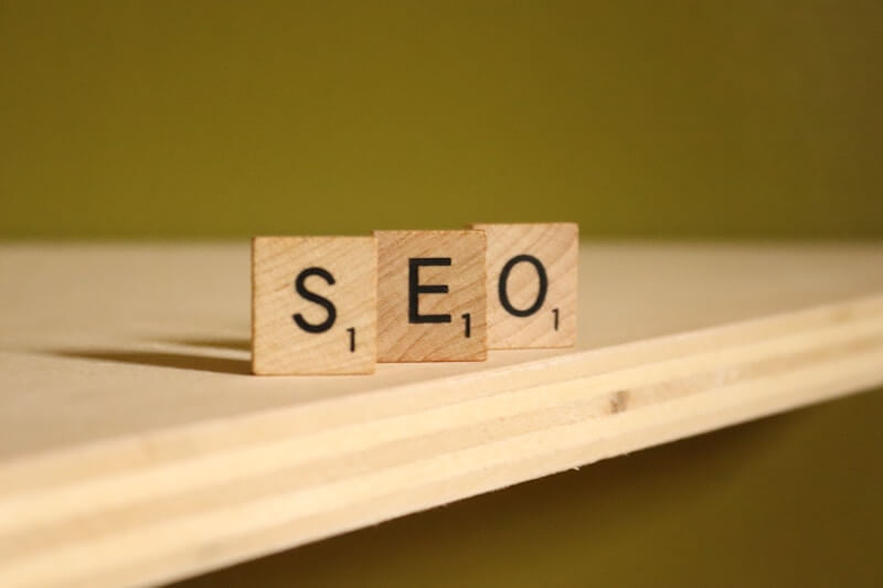 a wooden block that says seo on it